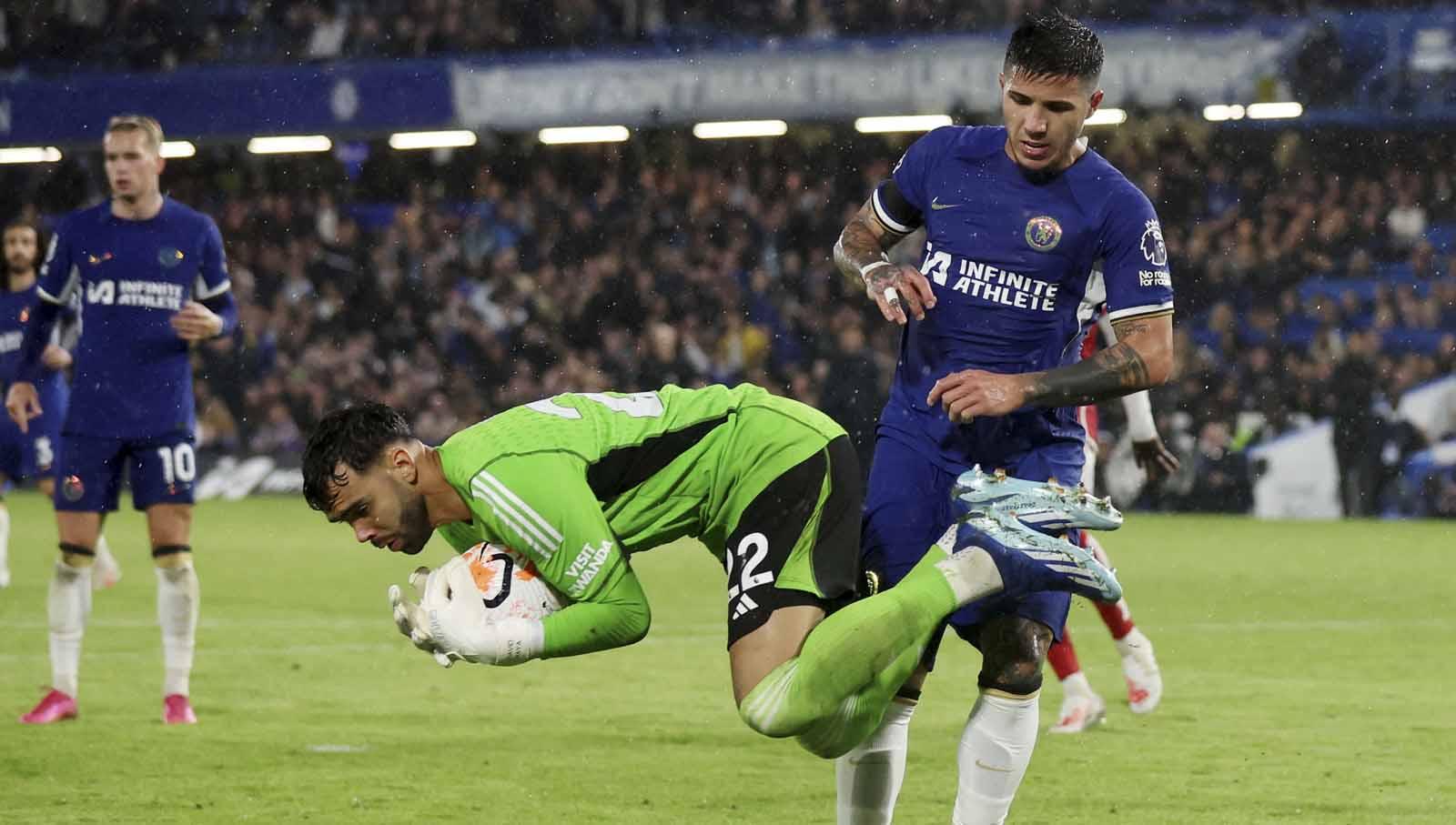 Aksi penyelamatan bola kiper Arsenal David Raya saat duel dengan pemain Chelsea Enzo Fernandez di laga Liga Inggris. (Foto: REUTERS/David Klein) - INDOSPORT