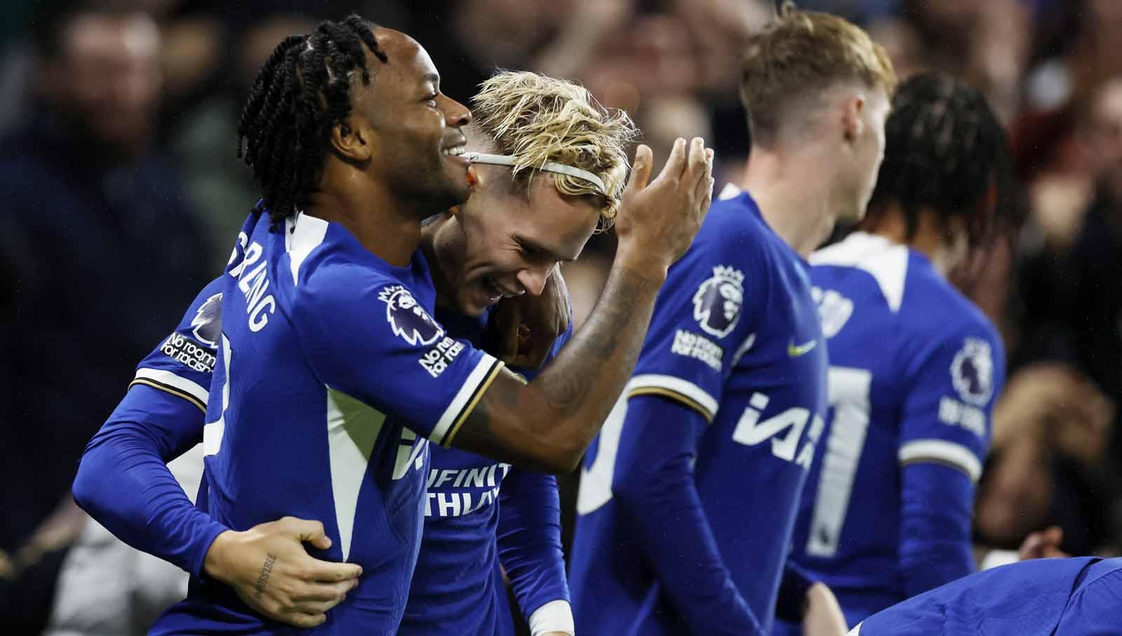Selebrasi pemain Chelsea, Mykhailo Mudryk merayakan gol kedua ke gawang Arsenal bersama rekan setimnya Raheem Sterling pada laga Liga Inggris.(Foto: Reuters/Peter Cziborra)