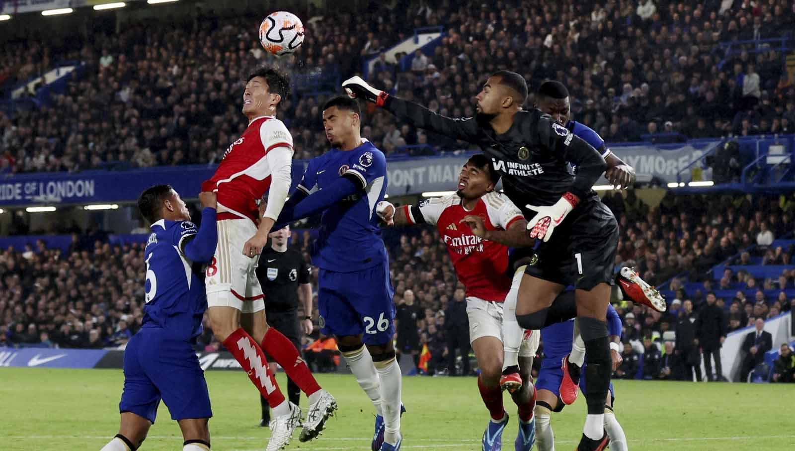 Duel udara pemain Arsenal Takehiro Tomiyasu dengan pemain Chelsea Gabriel Jesus bersama Levi Colwill dan Robert Sanchez pada laga Liga Inggris. (Foto: REUTERS/David Klein)