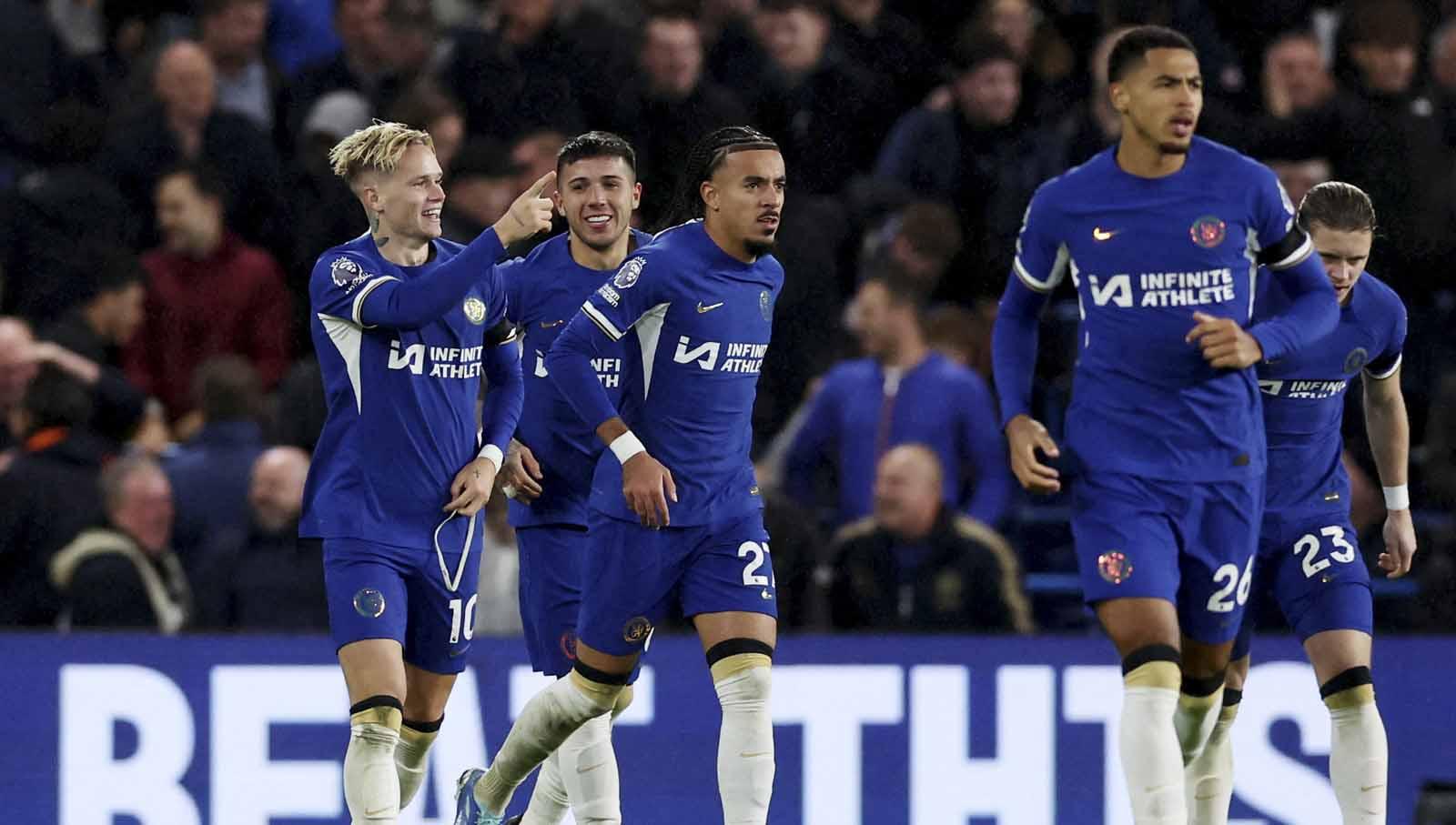 Selebrasi pemain Chelsea Mykhailo Mudryk usai mencetak gol kedua ke gawang Arsenal bersama rekan setimnya Enzo Fernandez dan Malo Gusto pada laga Liga Inggris. (Foto: REUTERS/David Klein)