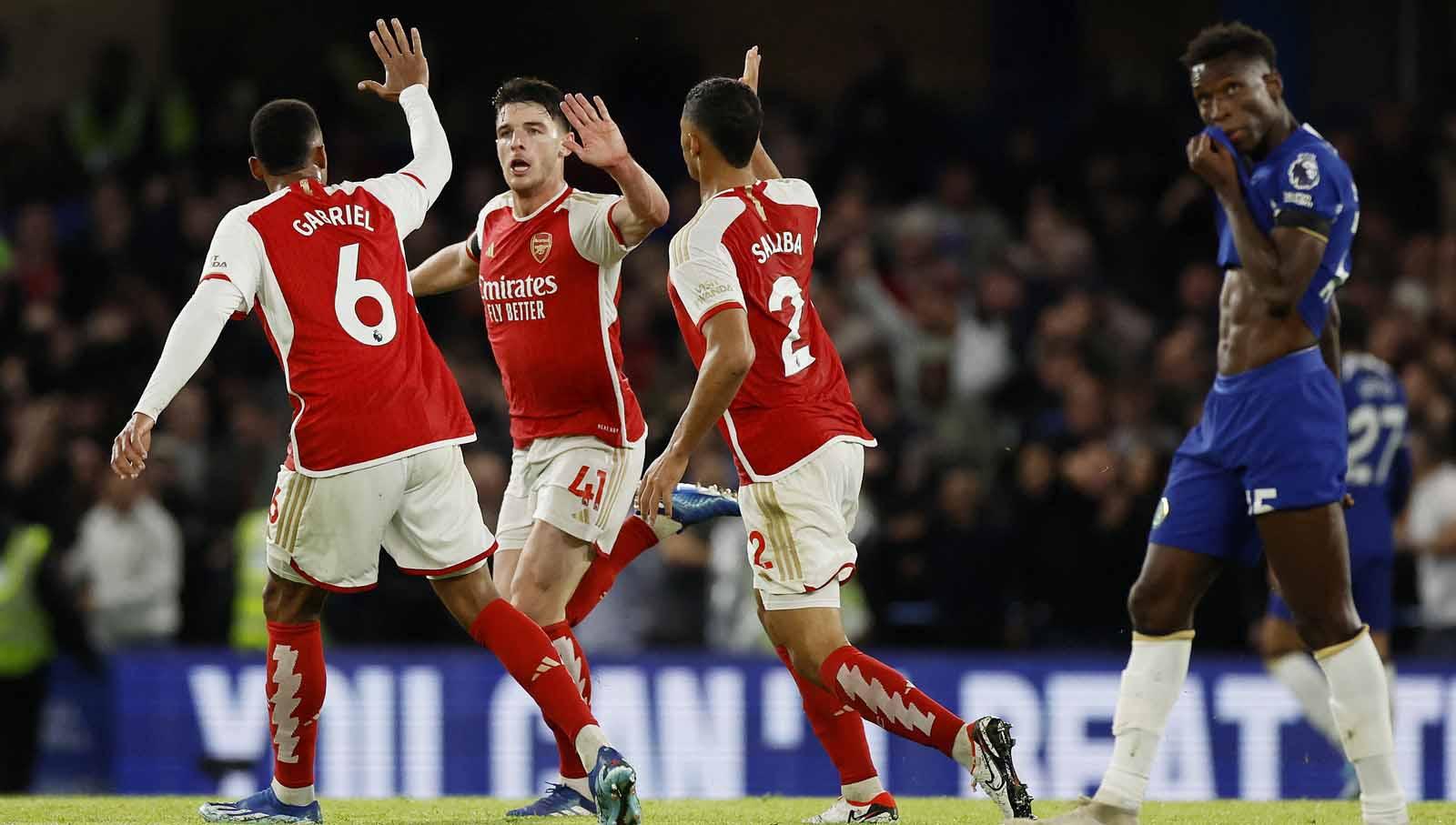 Selebrasi pemain Arsenal Declan Rice usai mencetak gol ke gawang Chelsea bersama rekan setimnya Gabriel dan William Saliba pada laga Liga Inggris. (Foto: Reuters/Peter Cziborra)