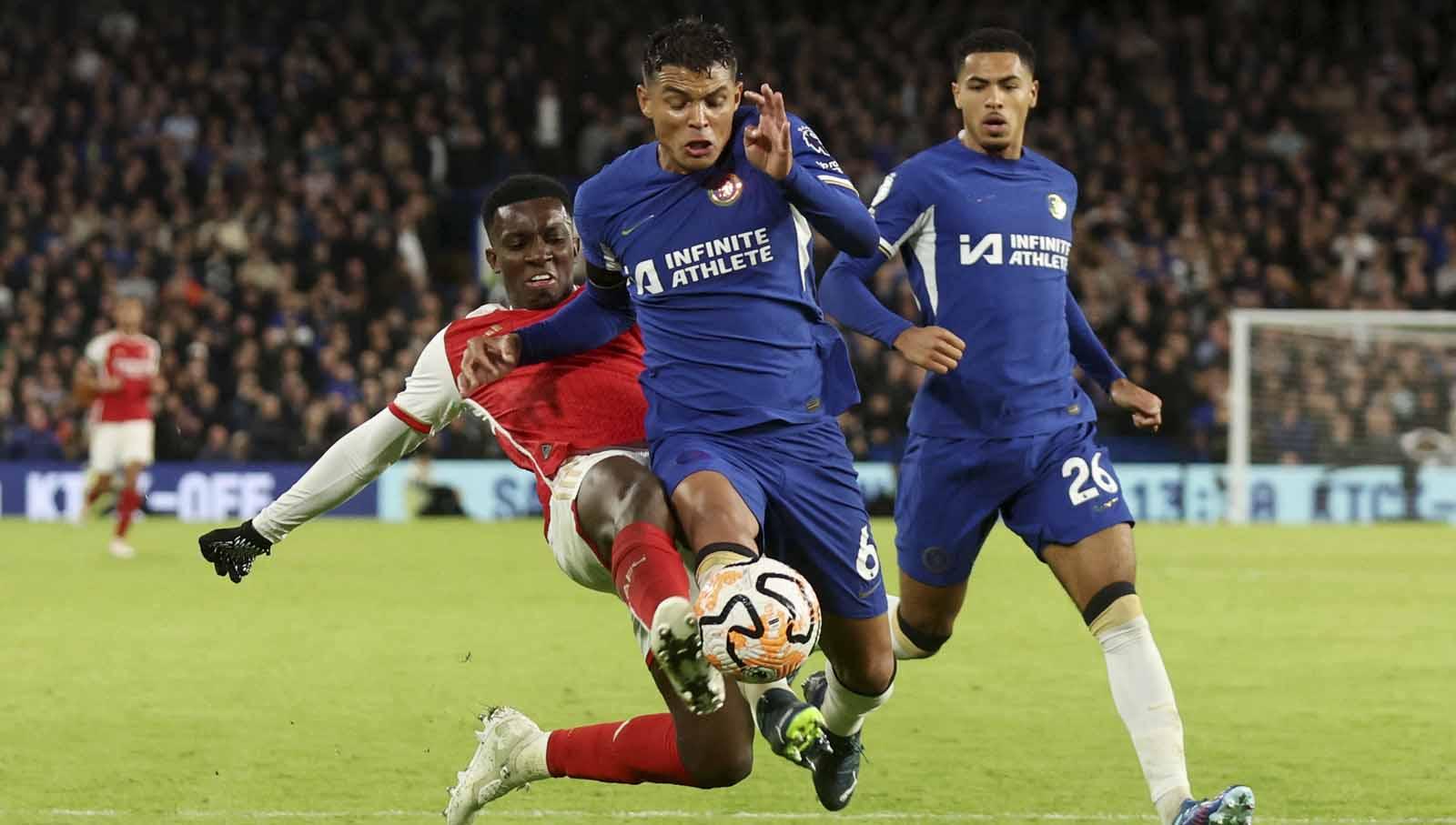 Duel keras pemain Chelsea Thiago Silva mendapat perlawanan dari pemain Arsenal Eddie Nketiah pada laga Liga Inggris. (Foto: REUTERS/David Klein)