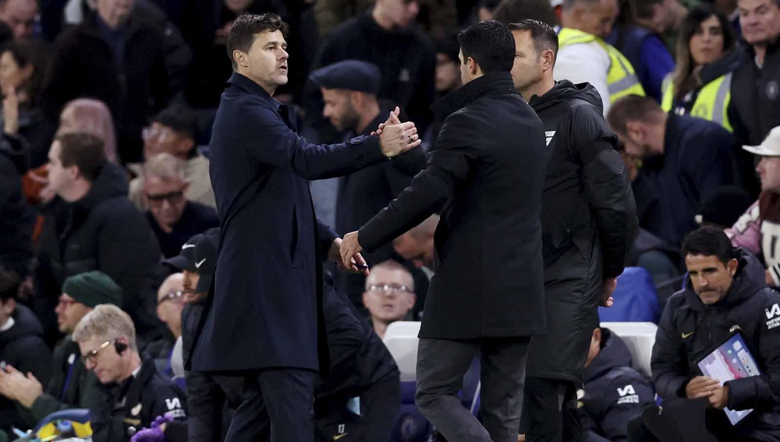 Pelatih Chelsea Mauricio Pochettino berjabat tangan dengan pelatih Arsenal Mikel Arteta usai pertandingan pada laga Liga Inggris. (Foto: REUTERS/David Klein)