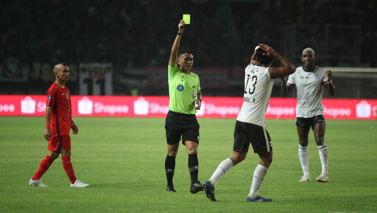 Wasit memberikan kartu kuning kepada pemain RANS Nusantara FC, Samsul Arifin dalam laga pekan ke-16 Liga 1 2023/2024 melawan Persija di Stadion Patriot, Minggu (22/10/23).