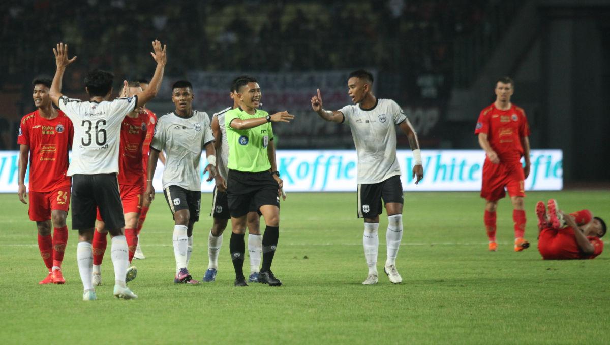 Para pemain RANS Nusantara FC memprotes keputusan wasit dalam laga pekan ke-16 Liga 1 2023/2024 melawan Persija di Stadion Patriot, Minggu (22/10/23).