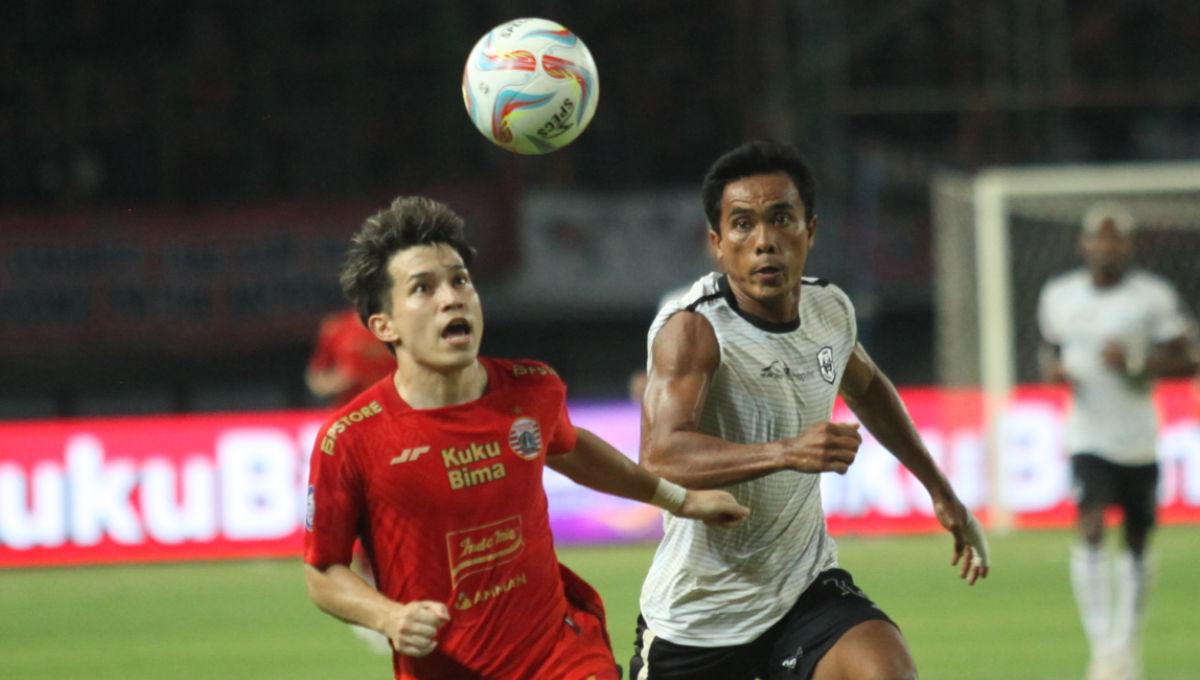Duel antara pemain Persija, Ryo Matsumura dengan pemain RANS Nusantara FC dalam laga pekan ke-16 Liga 1 2023/2024 di Stadion Patriot, Minggu (22/10/23).
