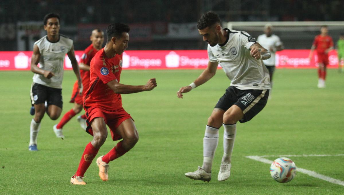 Pemain Persija, Resky Fandi mencoba mengolongi bek RANS Nusantara FCd alam laga pekan ke-16 Liga 1 2023/2024 di Stadion Patriot, Minggu (22/10/23).
