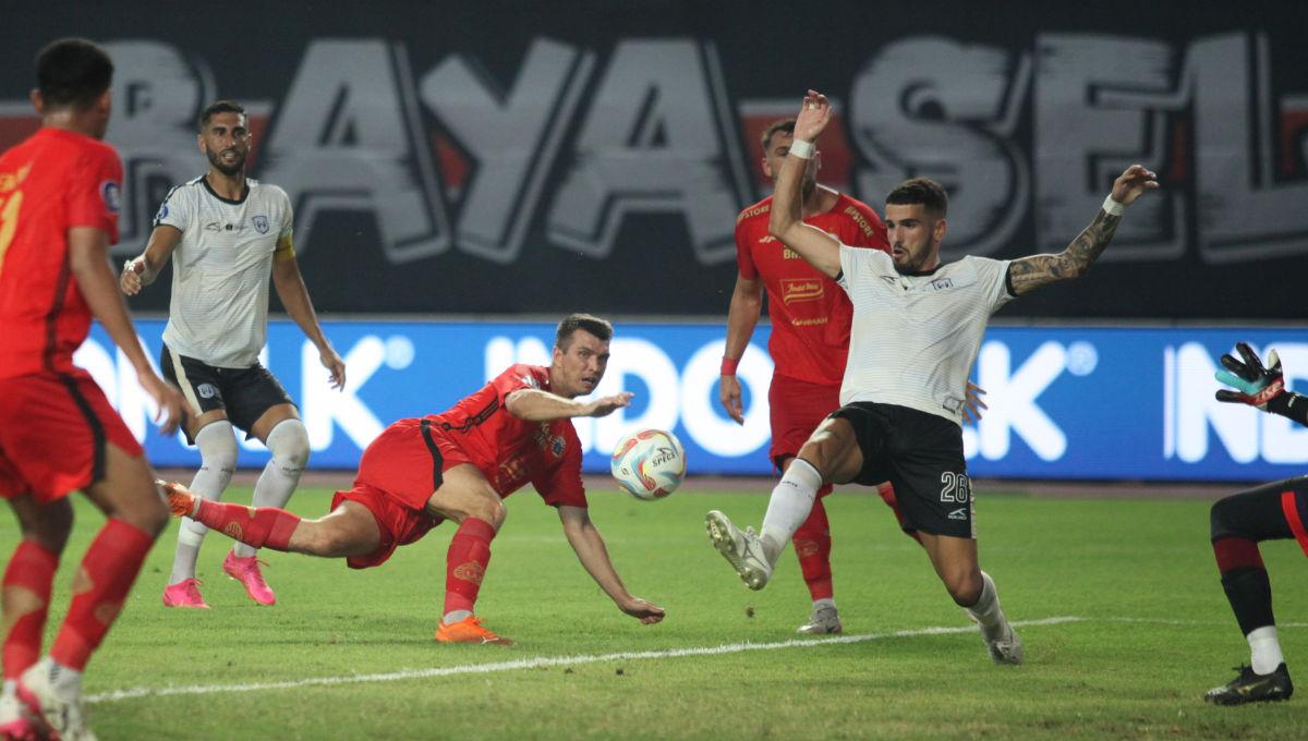 Bek Persija, Ondrej Kudela melakukan tendangan setengah salto ke gawang RANS Nusantara FC dalam laga pekan ke-16 Liga 1 2023/2024 di Stadion Patriot, Minggu (22/10/23). - INDOSPORT