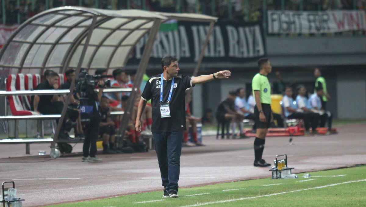 Pelatih RANS Nusantara FC, Eduardo Almeida saat memberi intruksi para pemainnya dalam laga pekan ke-16 Liga 1 2023/2024 melawan Persija di Stadion Patriot, Minggu (22/10/23).