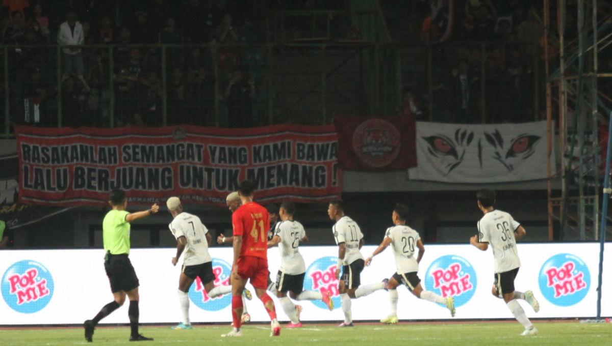 Selebrasi para pemain RANS Nusantara FC usai mencetak gol ke gawang Persija dalam laga pekan ke-16 Liga 1 2023/2024 di Stadion Patriot, Minggu (22/10/23).