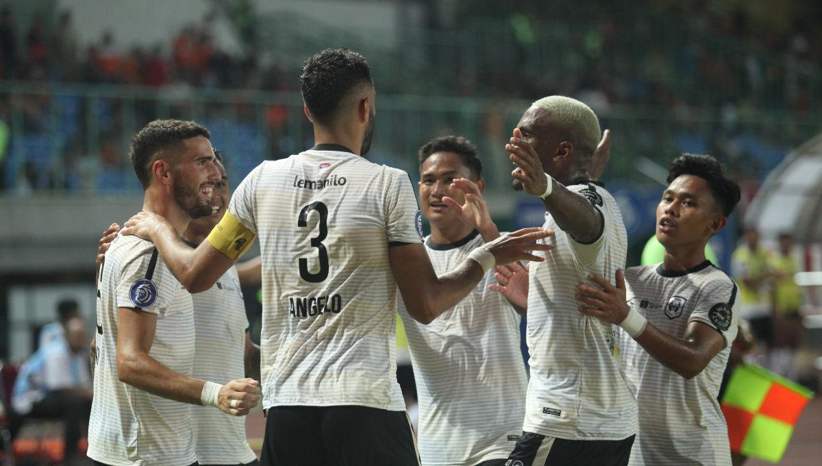 Selebrasi para pemain RANS Nusantara FC usai Angelo Meneses mencetak gol ke gawang Persija dalam laga pekan ke-16 Liga 1 2023/2024 di Stadion Patriot, Minggu (22/10/23).