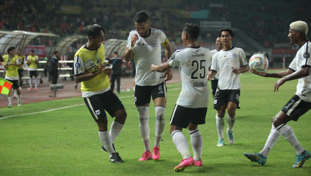 Selebrasi para pemain RANS Nusantara FC usai Angelo Meneses mencetak gol ke gawang Persija dalam laga pekan ke-16 Liga 1 2023/2024 di Stadion Patriot, Minggu (22/10/23).
