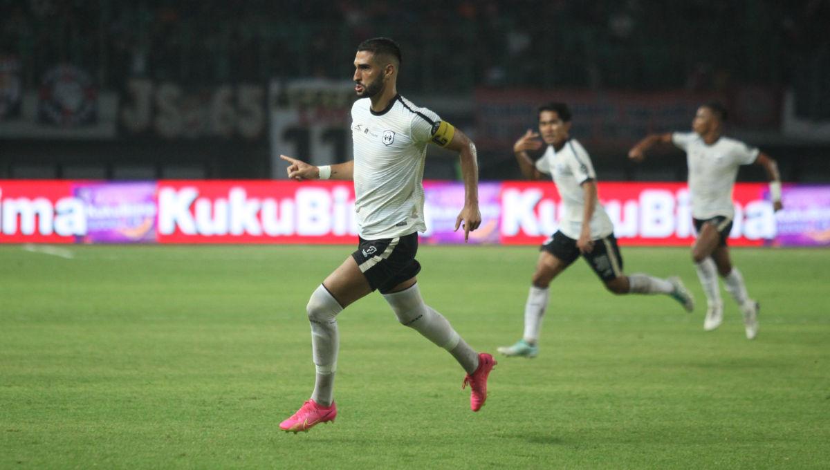 Selebrasi pemain RANS Nusantara, Angelo Meneses usai mencetak gol ke gawang Persija dalam laga pekan ke-16 Liga 1 2023/2024 di Stadion Patriot, Minggu (22/10/23).