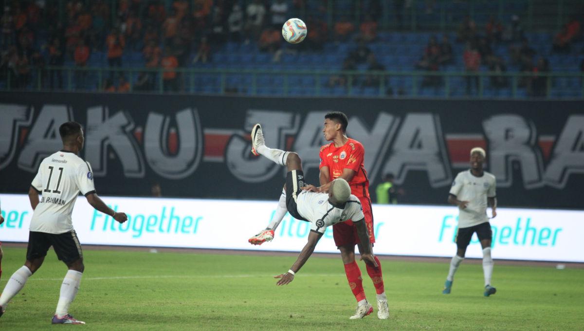 Striker RANS Nusantara FC, Evandro Brandao melakukan tendangan salto ke gawang Persija dalam laga pekan ke-16 Liga 1 2023/2024 di Stadion Patriot, Minggu (22/10/23).