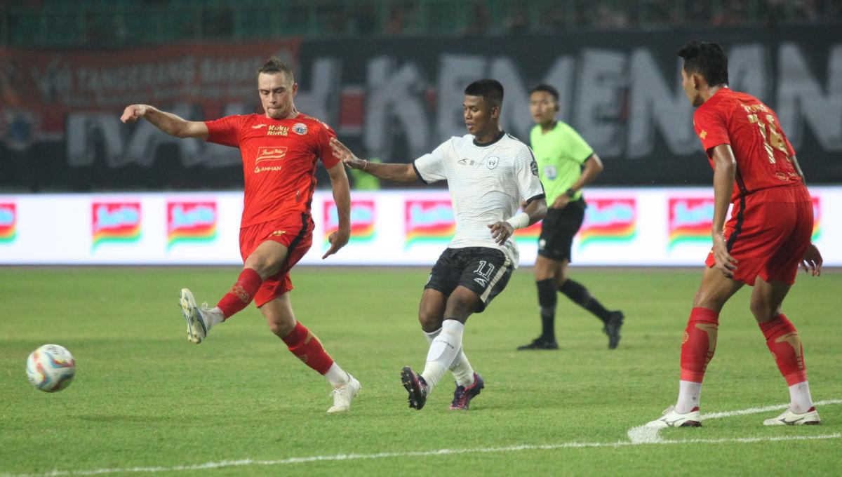 Pemain Persija, Maciej Gajos membuang bola yang mengarah ke gawang ke pemain RANS Nusantara FC dalam laga pekan ke-16 Liga 1 2023/2024 di Stadion Patriot, Minggu (22/10/23).