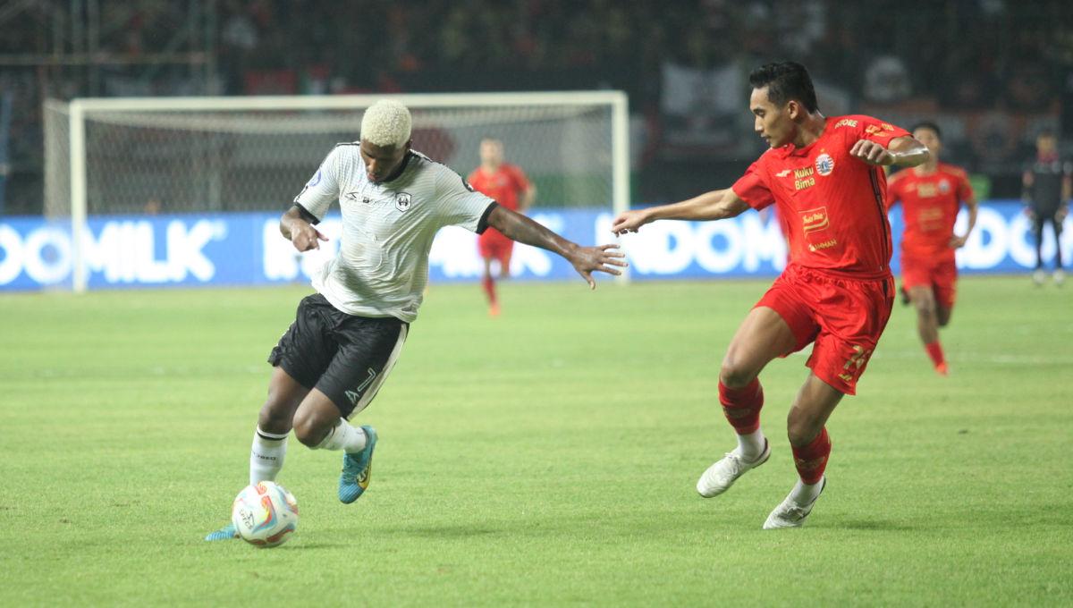 Pemain RANS Nusantara FC, Evandro Brandao mencoba melewati hadangan pemain Persija, Rizky Ridho dalam laga pekan ke-16 Liga 1 2023/2024 di Stadion Patriot, Minggu (22/10/23).