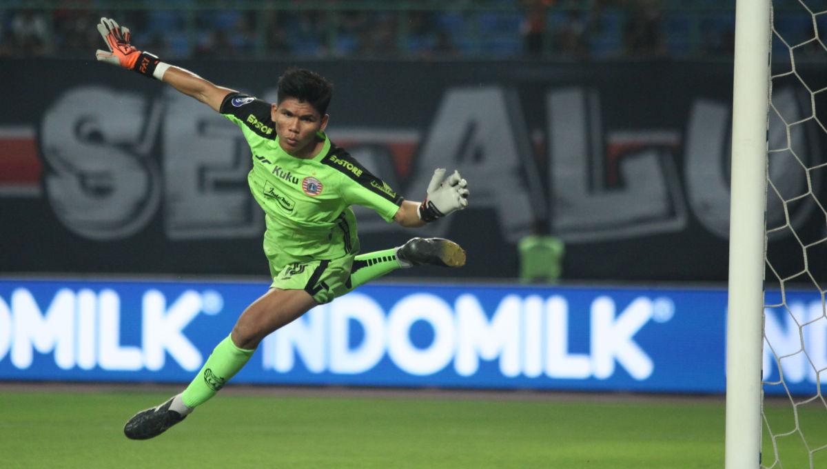 Kiper Persija, Cahya Supriadi tampi sebagai kiper utama saat berhadapan dengan RANS Nusantara FC.