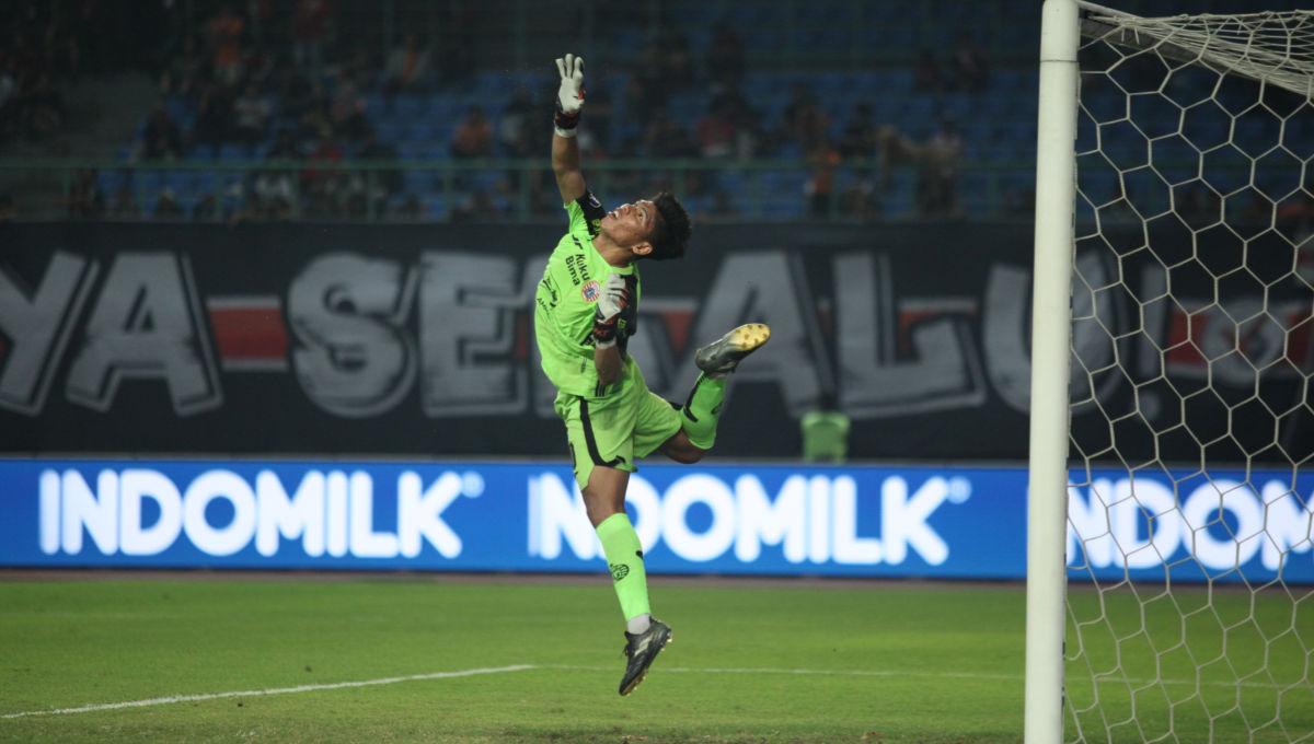 Tampilnya Cahya Supriadi sebagai kiper utama disinyalir karena turunnya performa Andritany dalam beberapa laga terakhir bersama Persija.