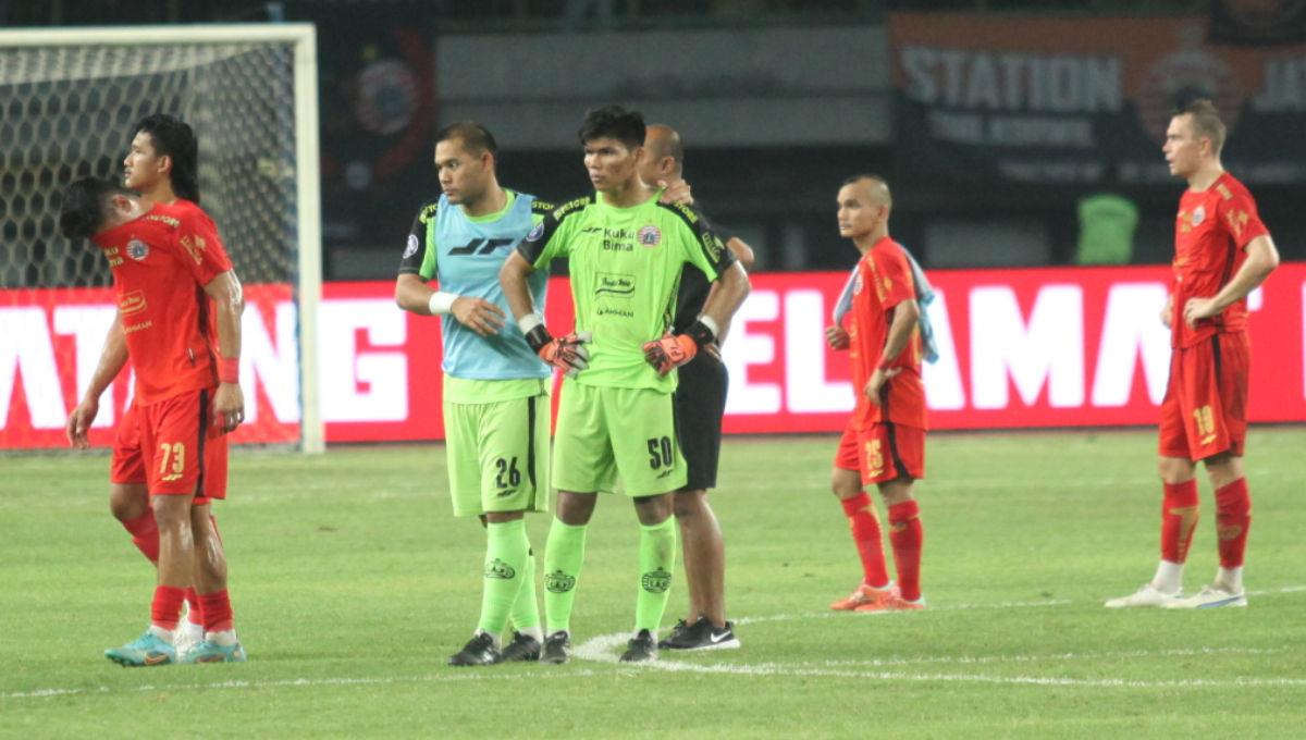 Adritany saat memberikan semangat kepada Cahya Supriadi usai kekalahan dari RANS Nusantara FC.