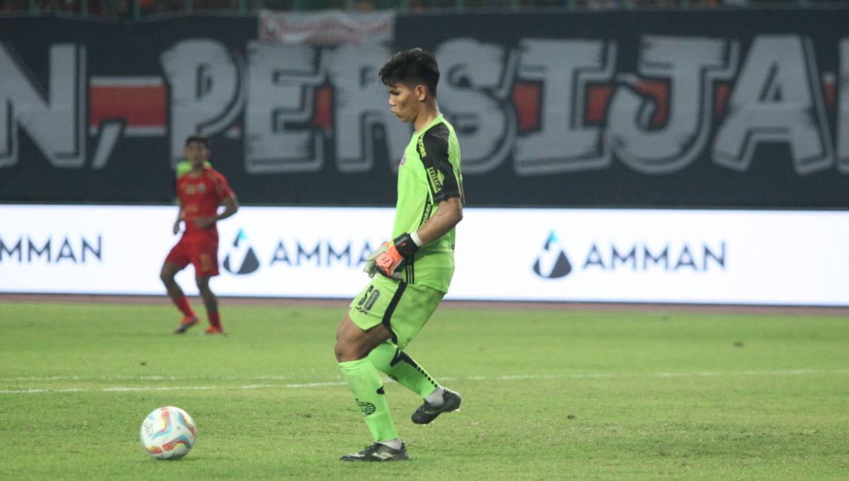 Cahya Supriadi harus berjuang keras mengahalau serangan dari pemain RANS Nusantara FC.