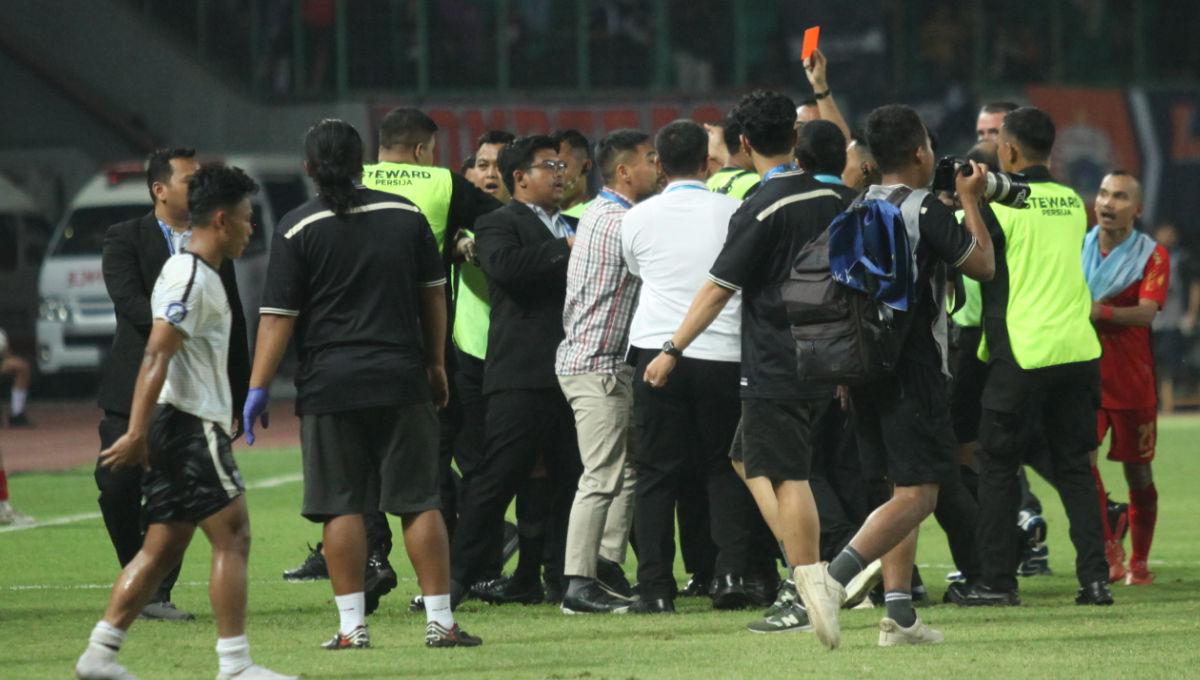Wasit Naufal Adya Fairuski memberikan kartu merah terhadap salah satu ofisial Persija saat memprotes kinerjanya usai kalah dari RANS Nusantara FC 1-2 dalam pekan ke-16 Liga 1 di Stadion Patriot, Minggu (23/10/23).