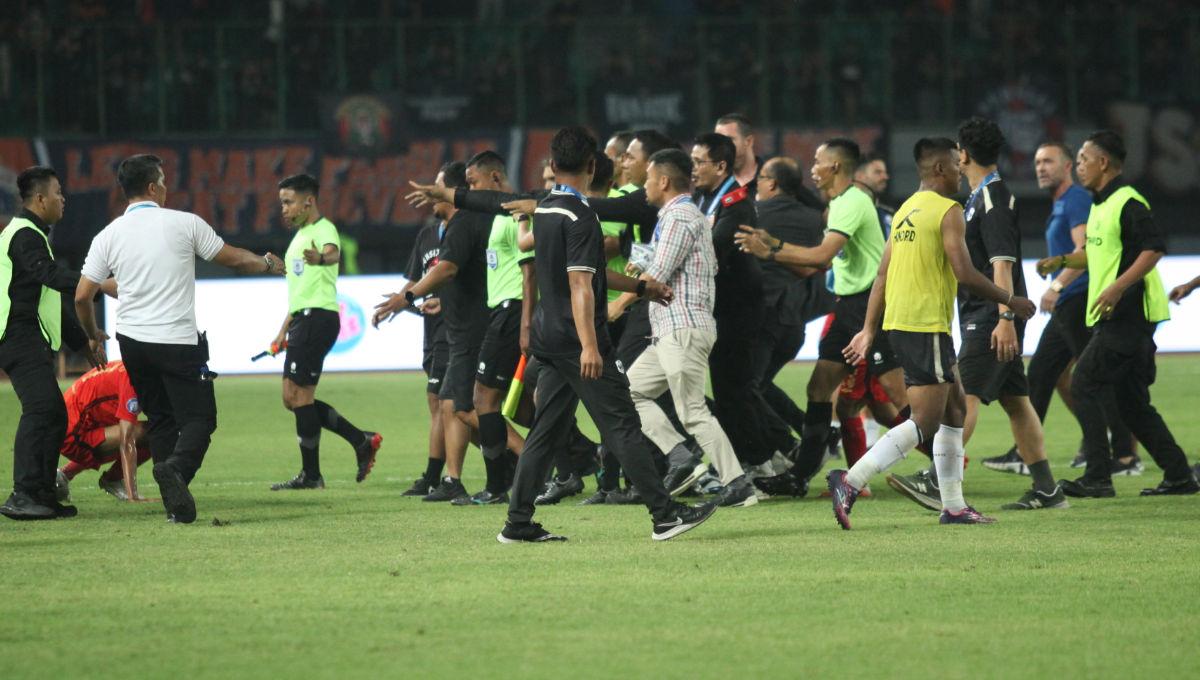 Pelatih, ofisial, hingga wakil Presiden Persija menghampiri wasit Naufal Adya Fairuski memprotes gol yang dianulir usai kalah 1-2 dari RANS Nusantara dalam pekan ke-16 Liga 1 di Stadion Patriot, Minggu (23/10/23).
