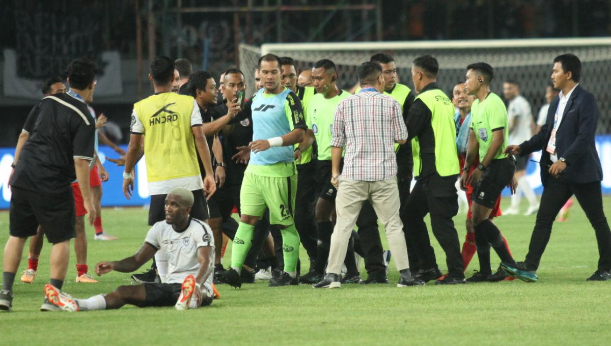 Wakil Presiden Persija, Ganesha Putra saat menghampiri wasit Naufal Adya Fairuski usai laga melawan RANS FC.