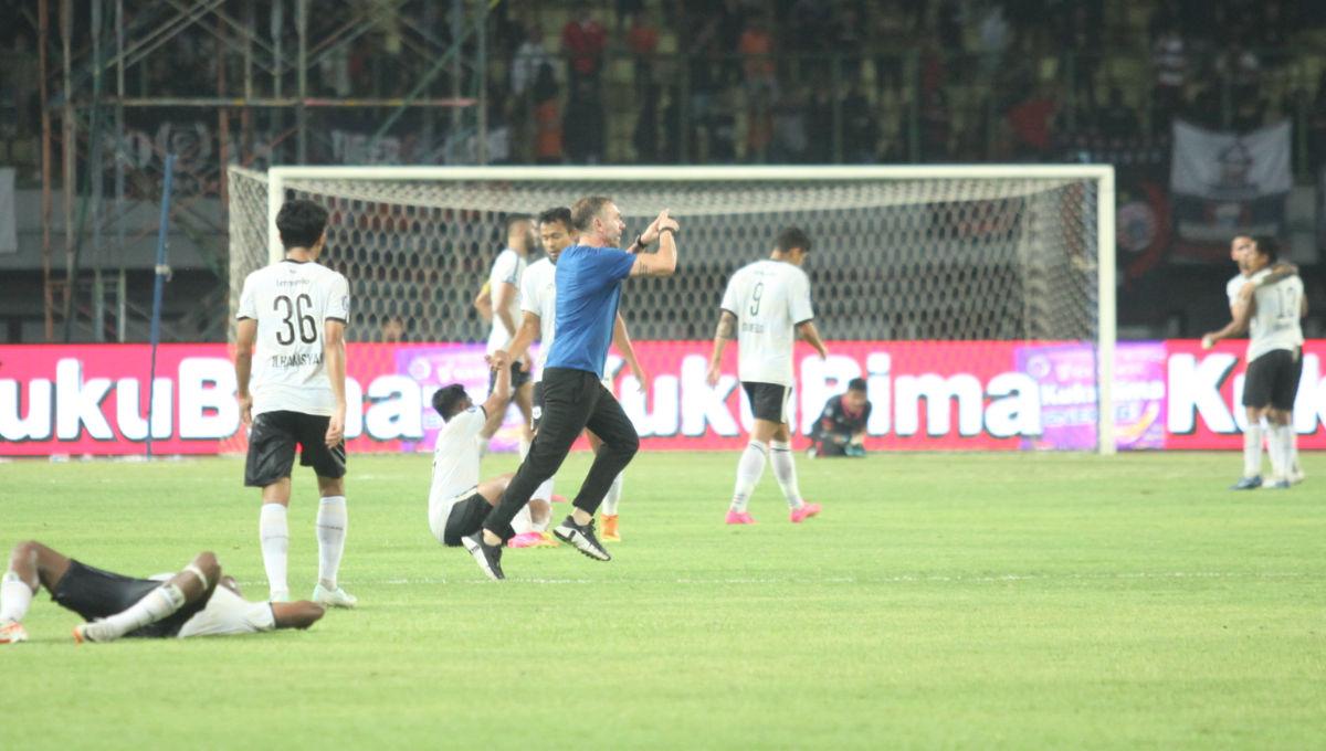 Pelatih Thomas Doll, berlari untuk menghampiri wasit Naufal Adya Fairuski untuk mempertanyakan beberapa keputusan kontroversial termasuk menganulir gol Persija ke gawang RANS FC.