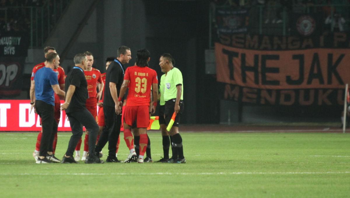 Pelatih Thomas Doll bersama para asistennya menghampiri wasit Naufal Adya Fairuski dan melakukan protes usai laga mengahadapi RANS FC.