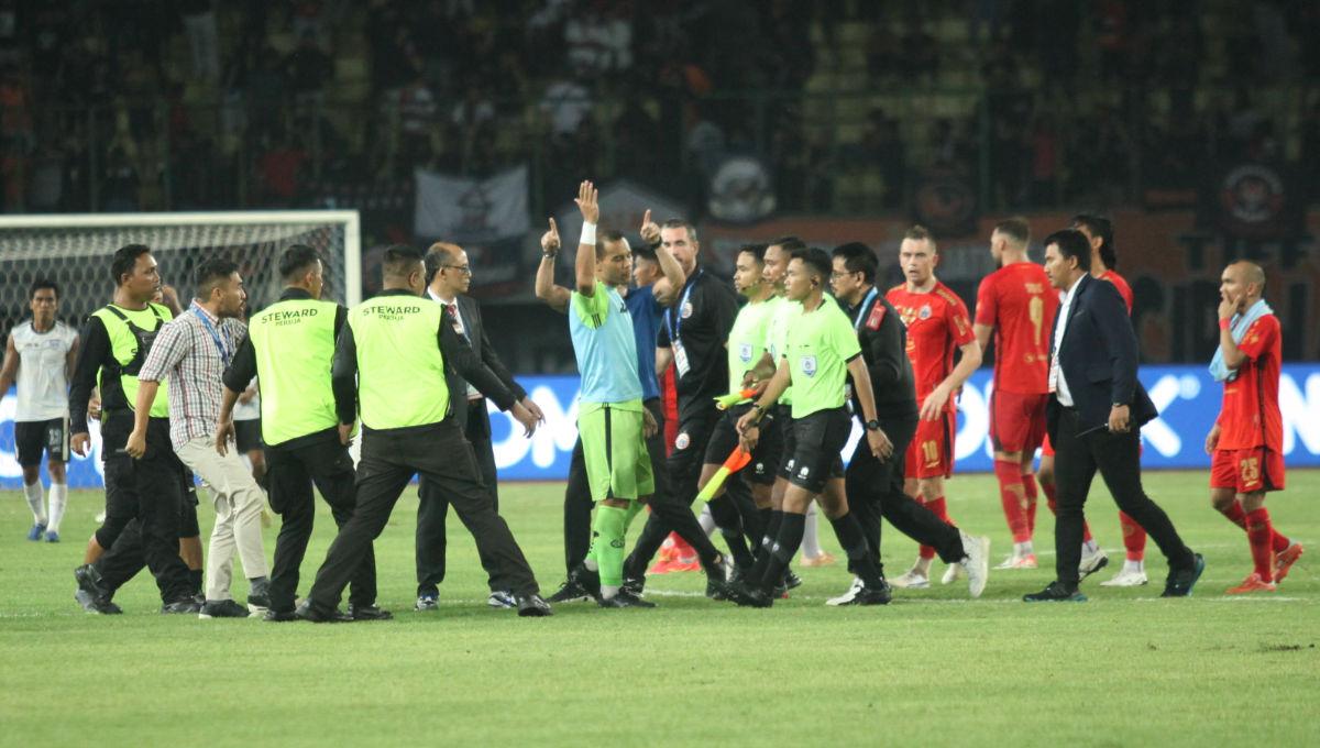 Wasit Naufal Adya Fairuski menjadi incaran pihak Persija usai dianggap mengeluarkan keputusan kontroversial dalam laga melawan RANS FC.