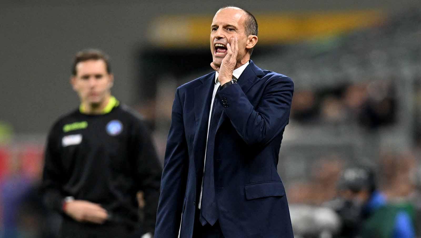 Pelatih Juventus Juventus, Massimiliano Allegri memberikan reaksi kepada pemain tim di pinggir lapangan pada laga Liga Italia, Senin (23/10/23). (Foto: REUTERS/Daniele Mascolo)