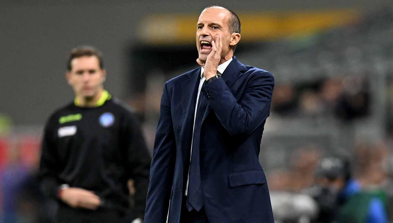 Saat laga, pelatih Juventus, Massimiliano Allegri, memberikan instruksi kepada pemain dari pinggir lapangan. Foto: REUTERS/Daniele Mascolo.