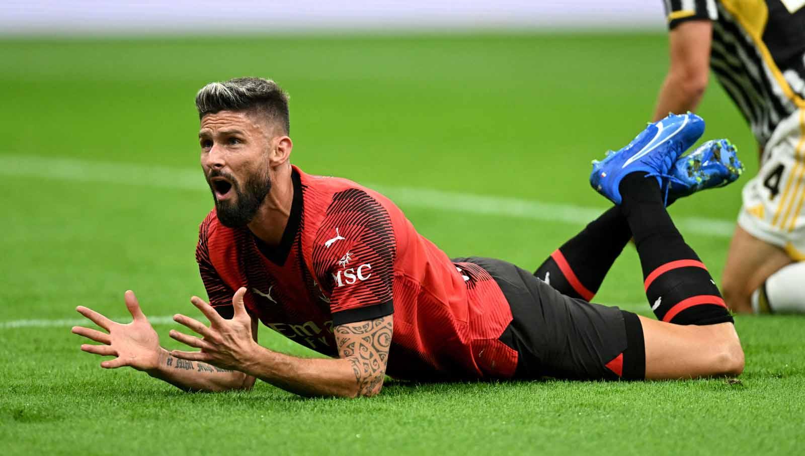 Olivier Giroud sempat kehilangan peluang memasukkan bola ke gawang Juventus. Foto: REUTERS/Daniele Mascolo.