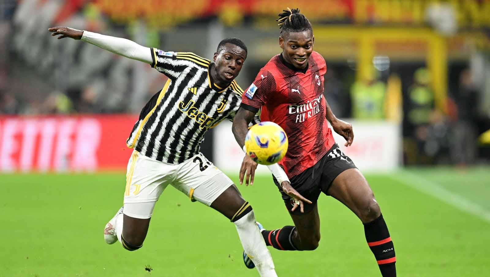 Aksi Rafael Leao saat mendapatkan perlawanan dari pemain Juventus, Timothy Weah. Foto: REUTERS/Daniele Mascolo.