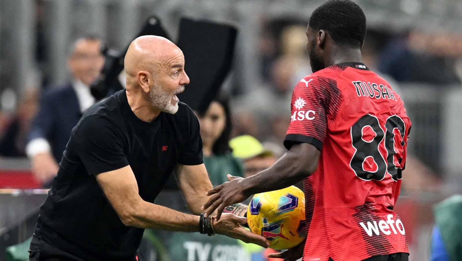 Pelatih AC Milan, Stefano Pioli, memberikan bola kepada pemain Yunus saat tengah laga. Foto: REUTERS/Daniele Mascolo.