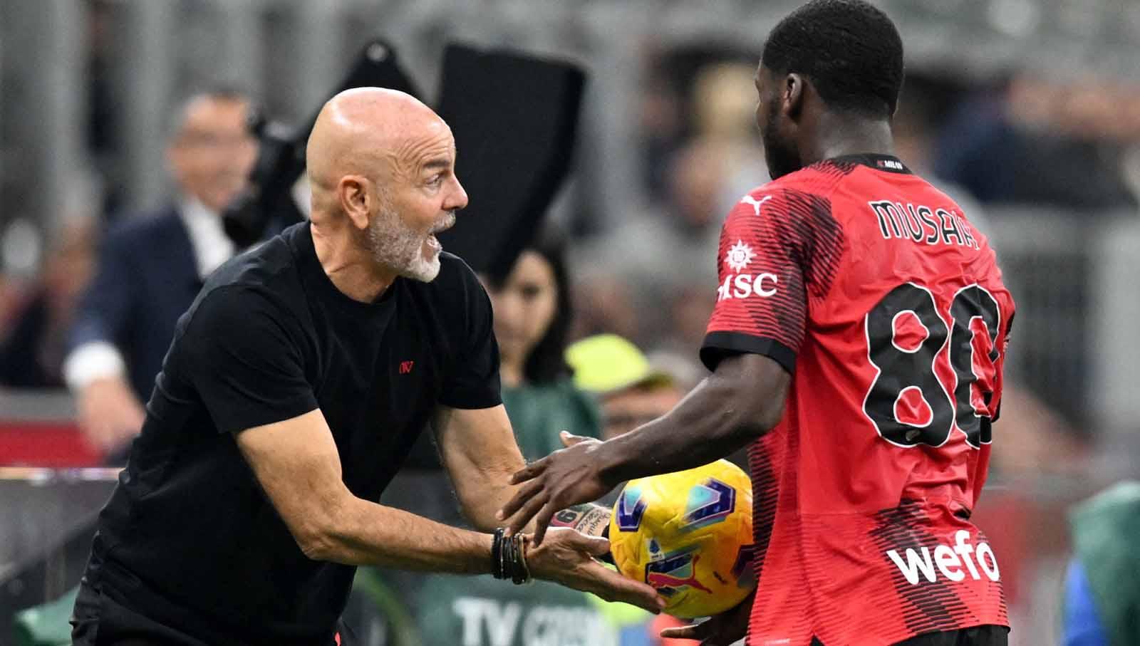 Stefano Pioli patut pusing tujuh keliling melihat skuad AC Milan yang dihantam badai cedera. Foto: REUTERS/Daniele Mascolo.