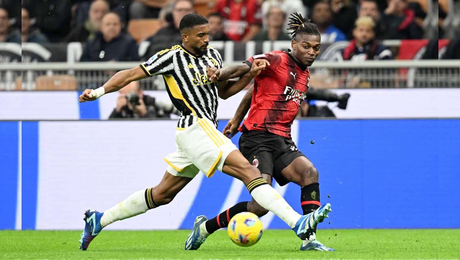 Pemain Juventus, Gleisom Bremer, saat berebut bola dengan pemain AC Milan, Rafael Leao. Foto: REUTERS/Daniele Mascolo.