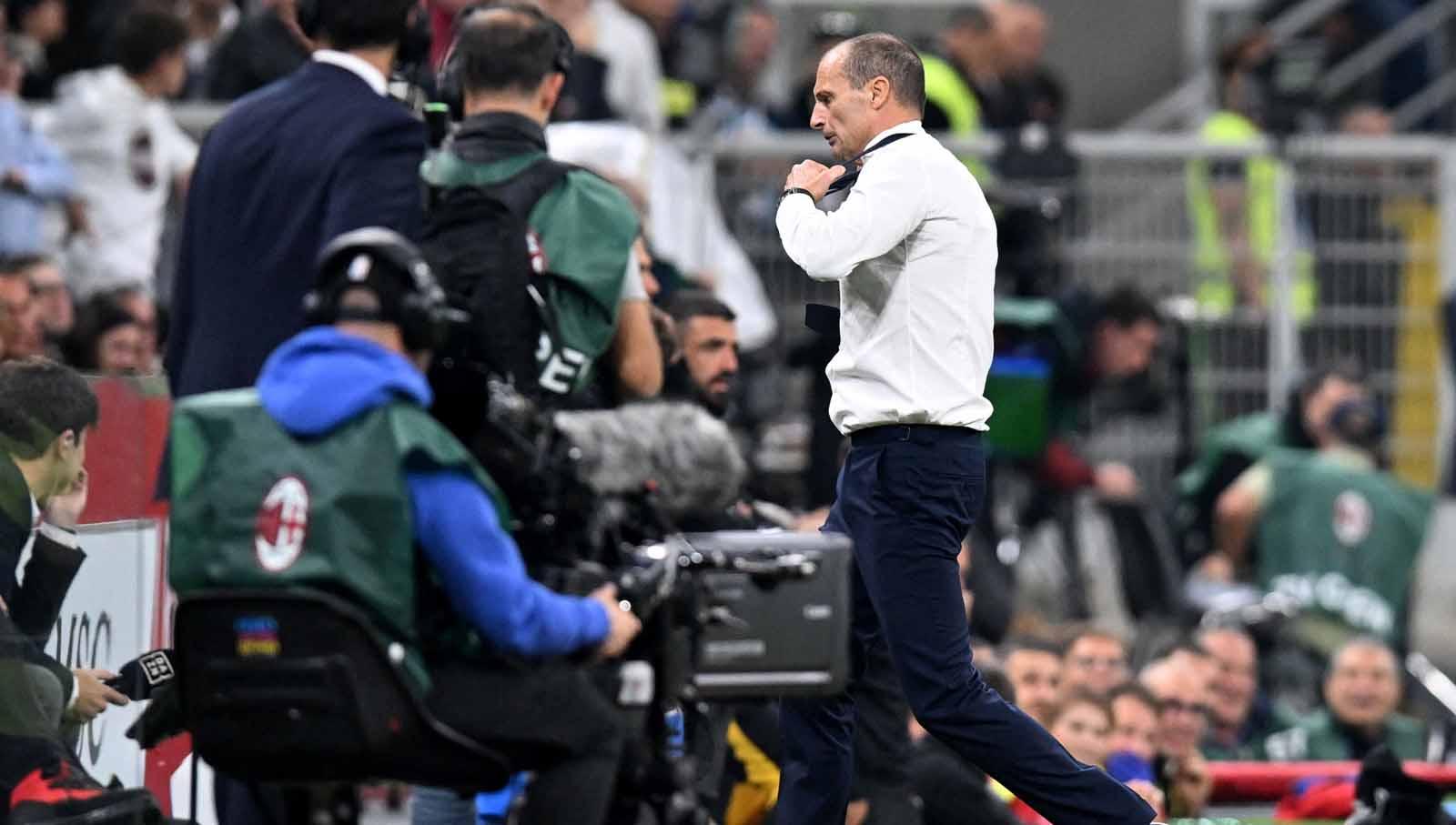 Massimiliano Allegri meninggalkan lapangan usai pertandingan dengan poin penuh di tangan. Foto: REUTERS/Daniele Mascolo.