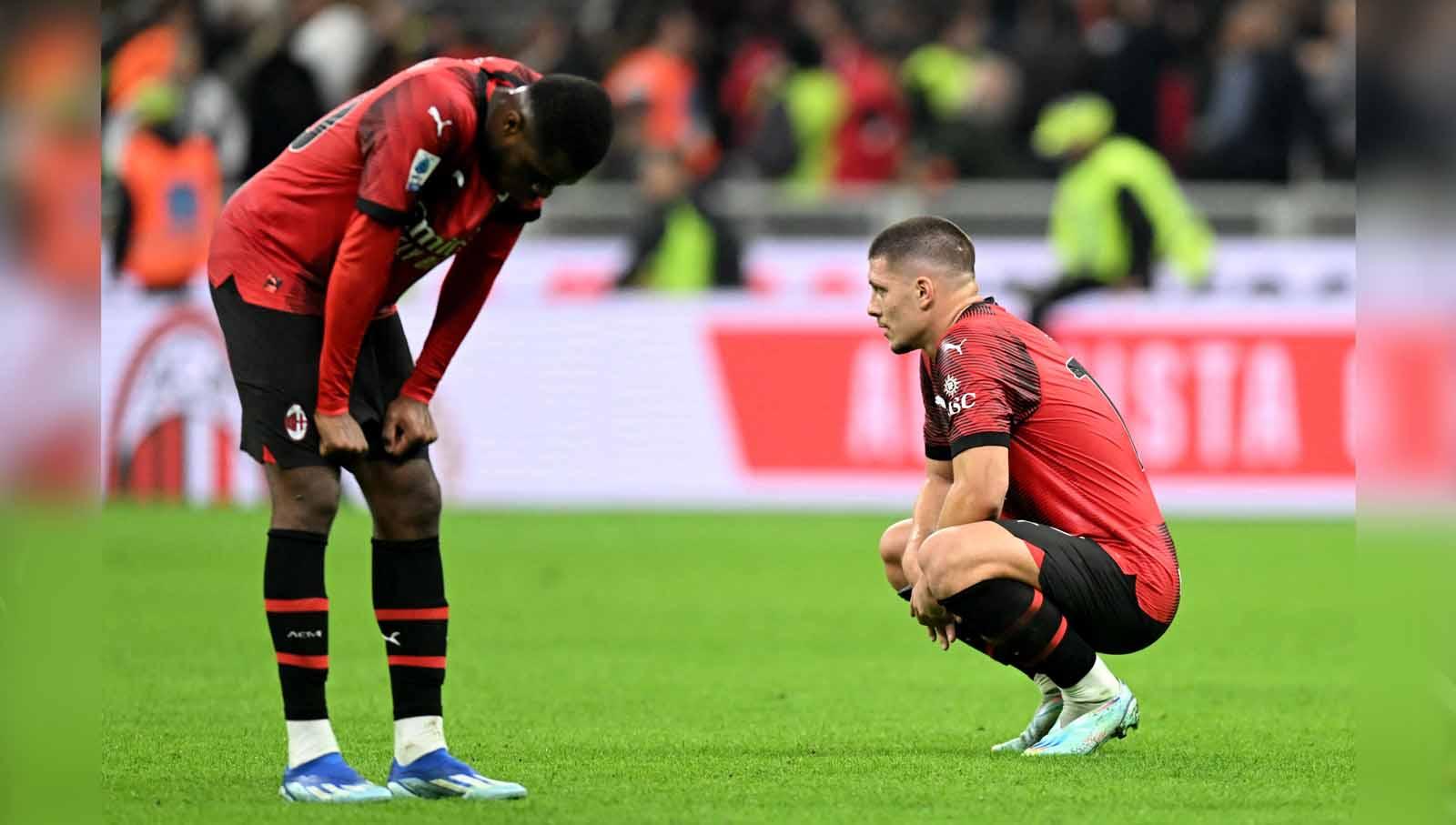 Pemain AC Milan, Pierre Kalulu bersama Luka Jovic pun terlihat sedih dan kecewa usai timnya mengalami kekalahan saat melawan Juventus. Foto: REUTERS/Daniele Mascolo.