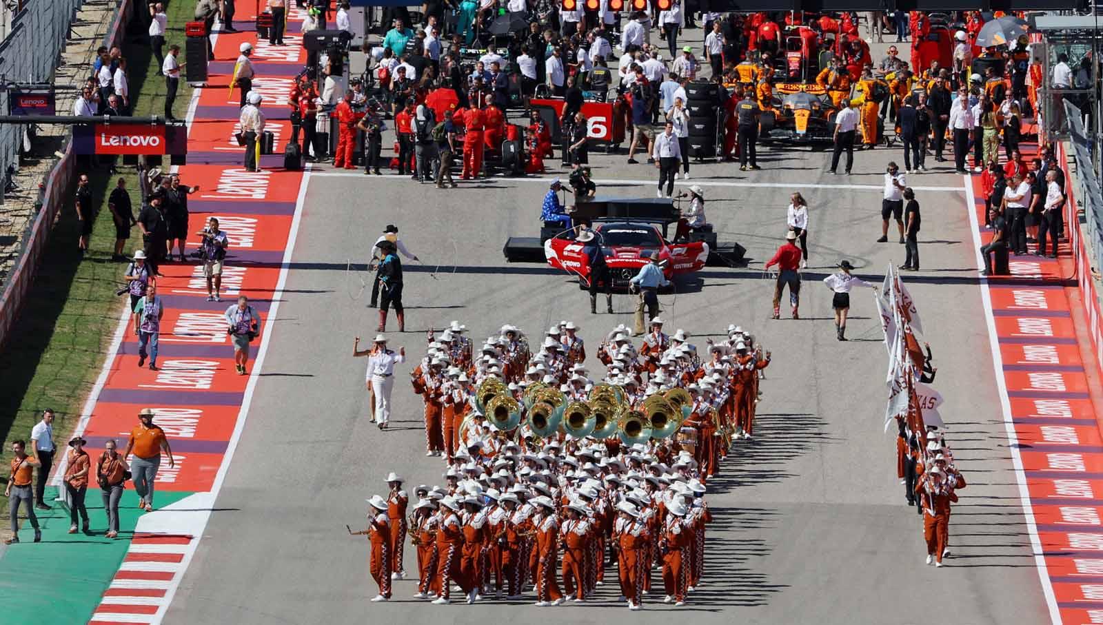 Pemandangan marching band Universitas Texas Longhorns dan pemandu sorak Dallas Cowboys serta grid start mewarnai balapan Grand Prix Formula 1 Amerika Serikat 2023 di Sirkuit Amerika. Foto: REUTERS/Jerome Miron.