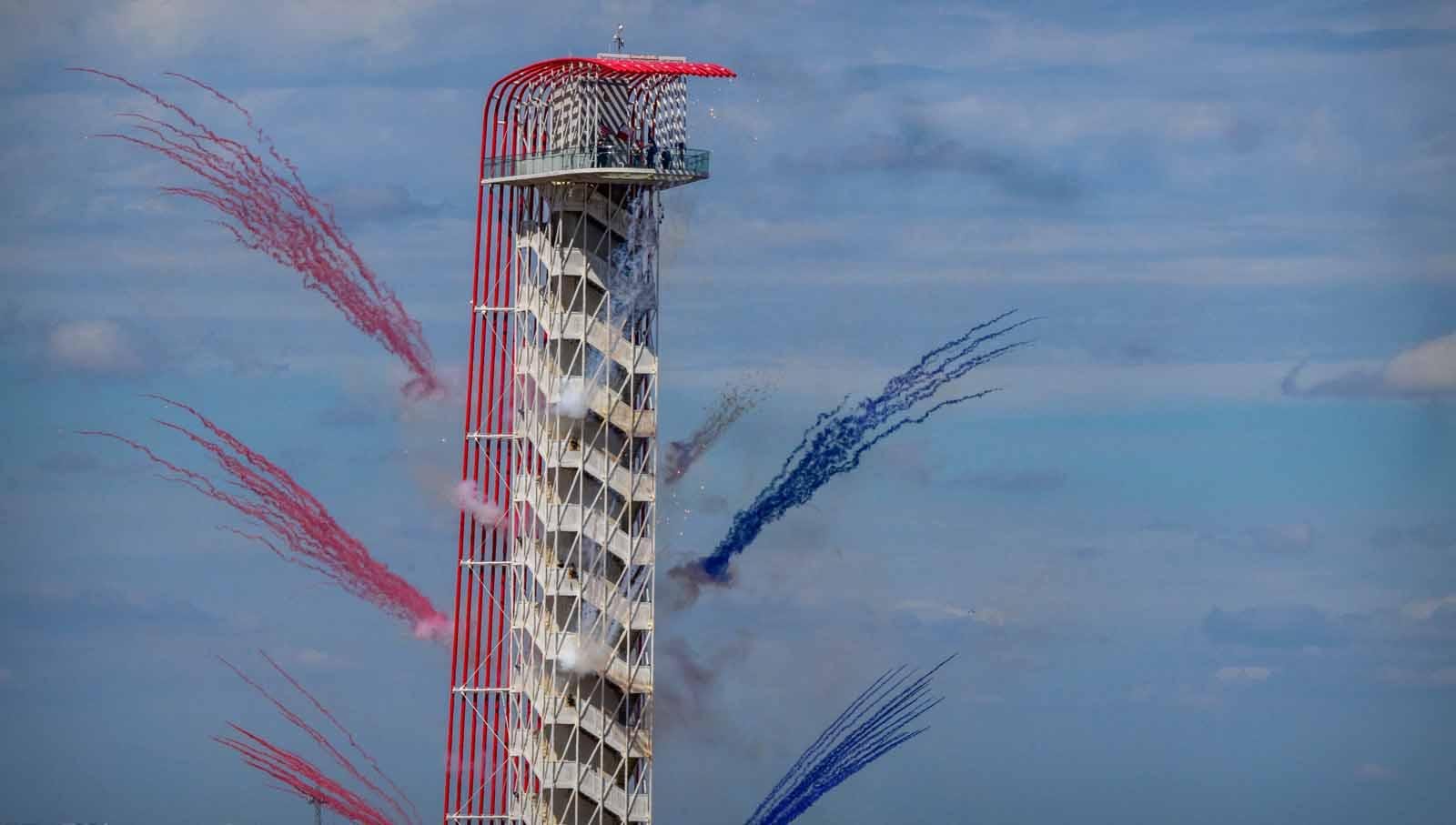 Langit biru mewarnai menara lintasan dan kembang api sebelum dimulainya Grand Prix Formula 1 Amerika Serikat 2023. Foto: REUTERS/Jerome Miron.