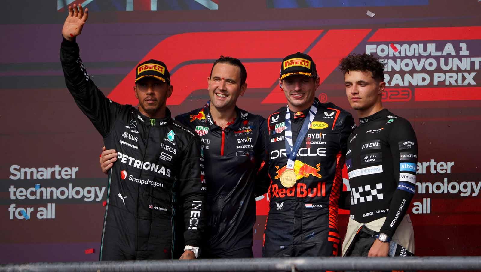 Max Verstappen pun merayakan kemenangannya di podium bersama Lewis Hamilton dan Lando Norris. Foto: REUTERS/Brian Snyder.