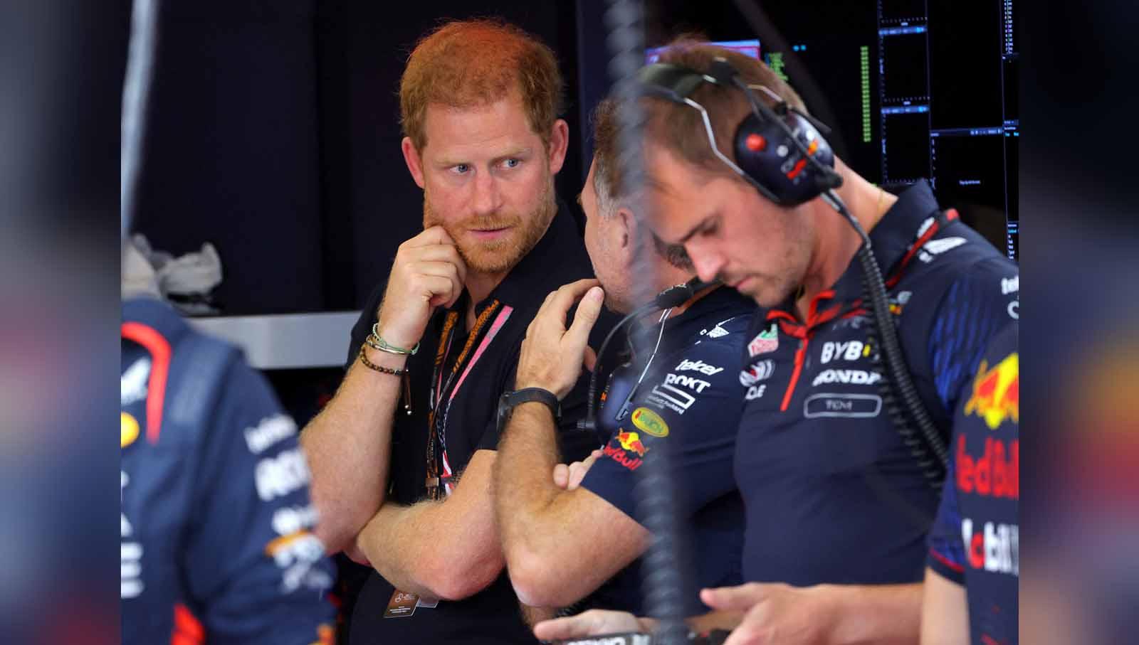 Pangeran Harry sedang berbicara dengan kepala tim Red Bull, Christian Horner, menjelang dimulainya balapan. (Foto: REUTERS/Brian Snyder)