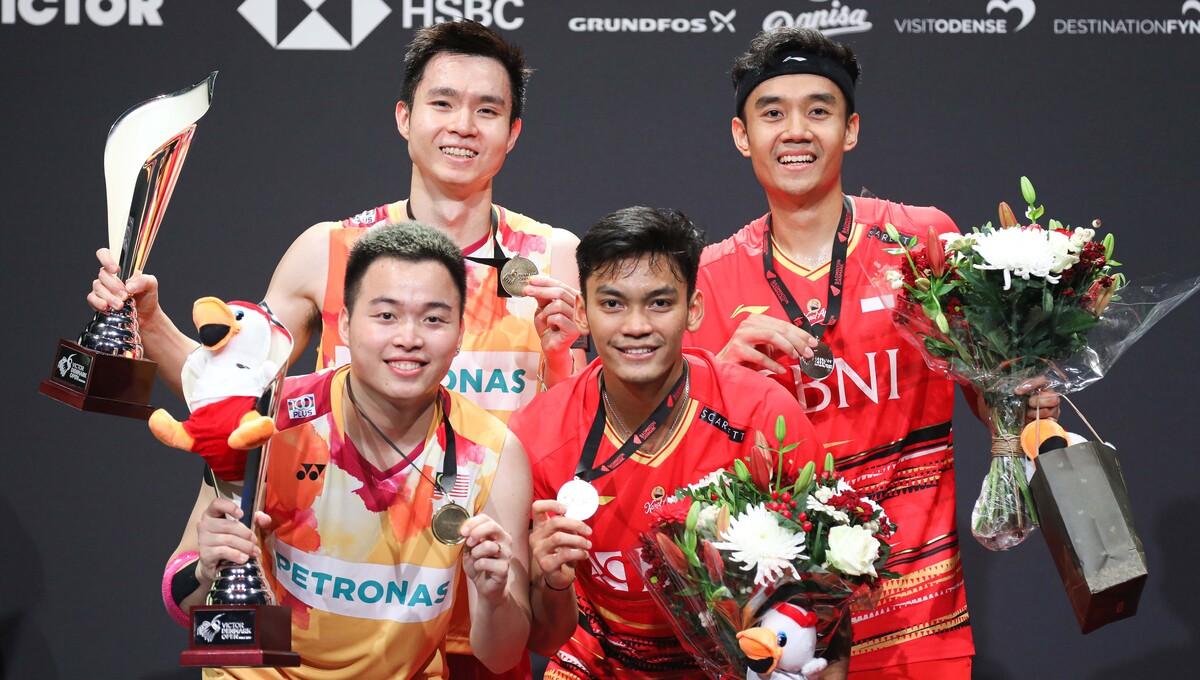 Bagas Maulana/Muhammad Shohibul Fikri dan Aaron Chia/Soh Wooi Yik di podium juara Denmark Open 2023 (Foto: Humas PP PBSI)