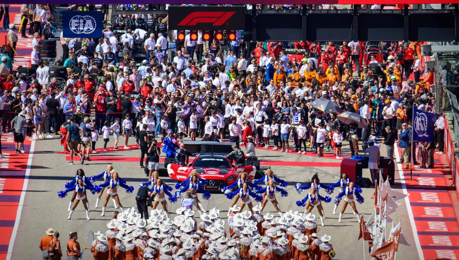 Marching band dari Universitas Texas Longhorns dan pemandu sorak Dallas Cowboys serta grid start mewarnai balapan Grand Prix Formula 1 Amerika Serikat 2023 di Sirkuit Amerika. Foto: REUTERS/Jerome Miron.