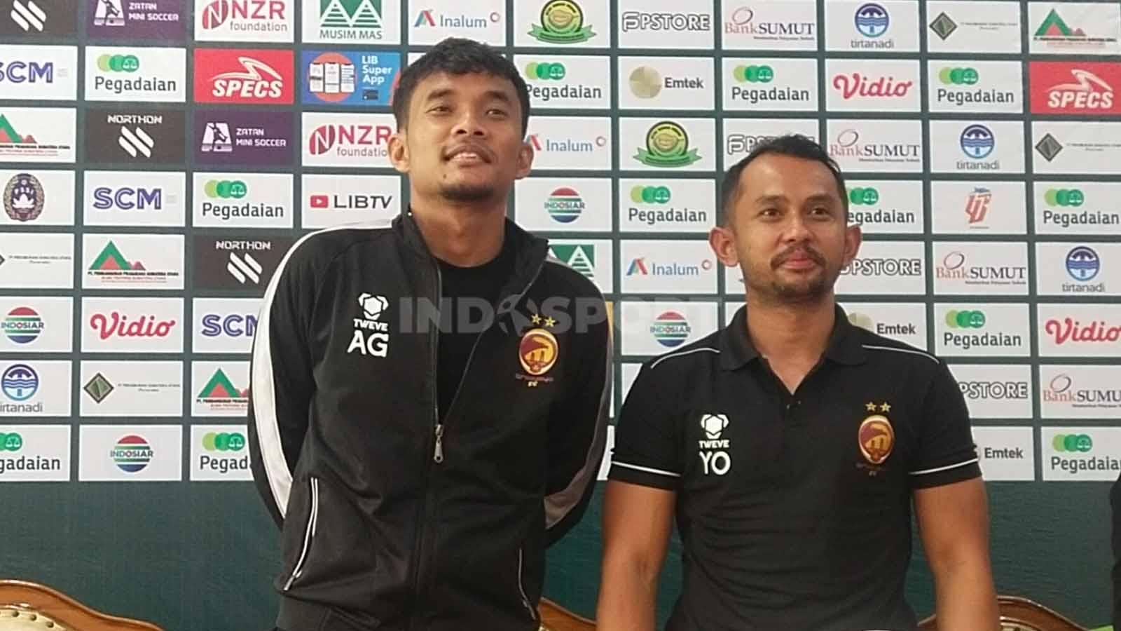 Pelatih Sriwijaya FC, M Yusup Prasetiyo (kanan), didampingi pemainnya, M. Rifqi. (Foto: Aldi Aulia Anwar/INDOSPORT)