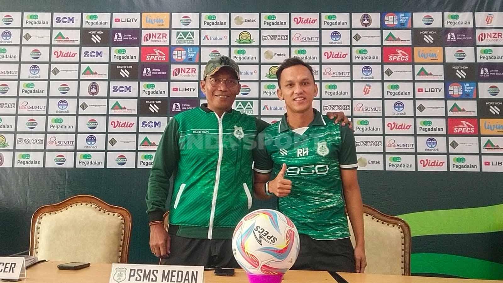 Pelatih PSMS Medan, Miftahudin Mukson (kiri), didampingi pemainnya, Rachmad Hidayat (kanan). (Foto: Aldi Aulia Anwar/INDOSPORT)