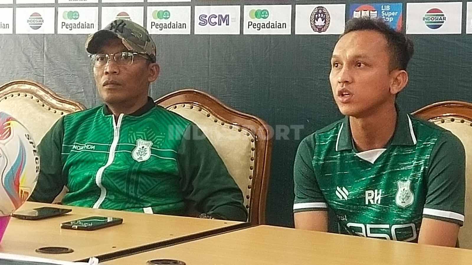Pelatih PSMS Medan, Miftahudin Mukson (kiri), didampingi pemainnya, Rachmad Hidayat (kanan). (Foto: Aldi Aulia Anwar/INDOSPORT)