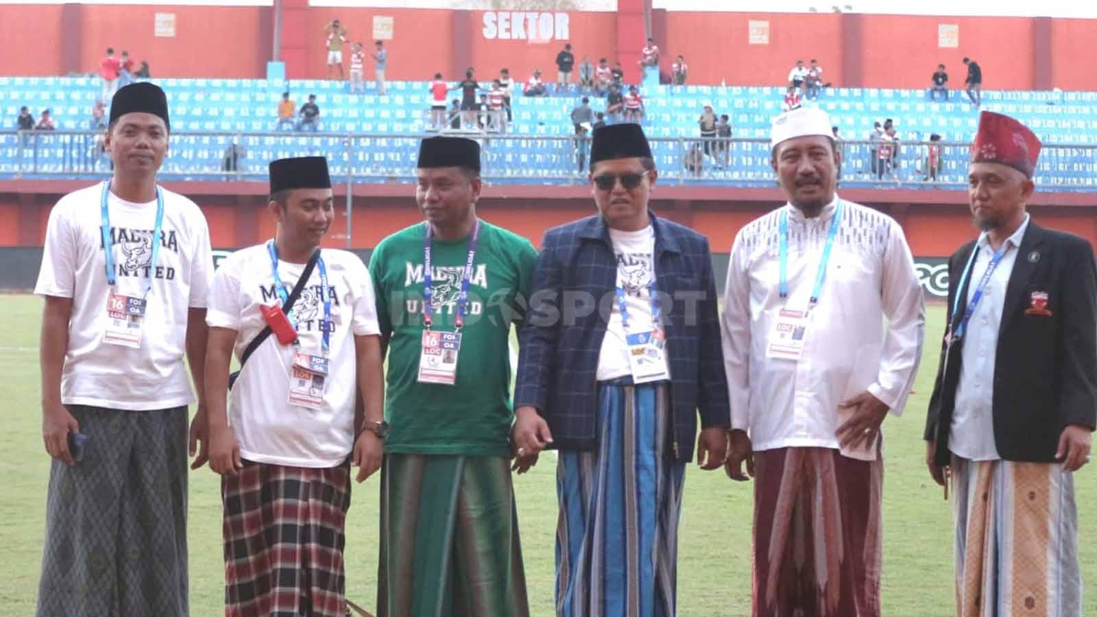 Perangkat Panpel Madura United kenakan pakaian khas santri saat laga menjamu Dewa United. (Foto: Ian Setiawan/INDOSPORT)