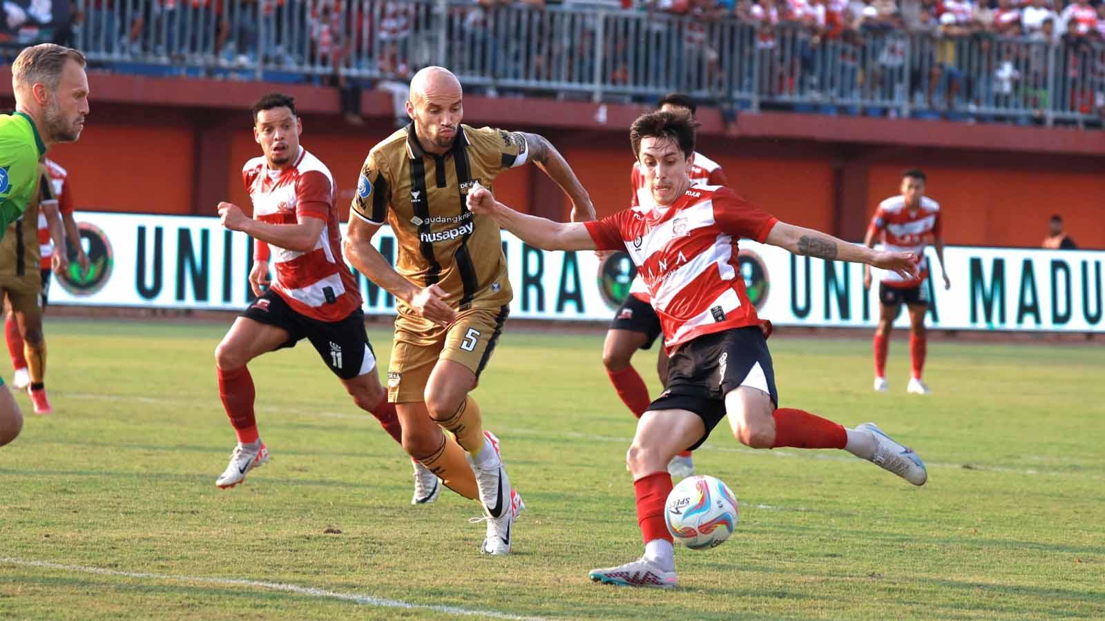 Pemain Madura United Francisco Rivera dijaga ketat pemain Dewa United pada pekan ke-16 laga BRI Liga 1 di Stadion Gelora Madura Ratu Pamelingan (Pamekasan), Minggu (22/10/23). (Foto: MO Madura United) Copyright: MO Madura United